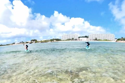 【沖縄・北谷】お一人様専用プラン／プロサーファーが楽し～く教えます！100％立てる未経験者向け体験サーフィン※写真付き