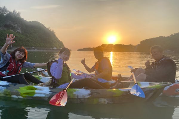 沖縄・中部・カヤック】サンセットカヤックツアー・茜色の水上散歩