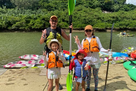 【沖縄・中部・カヤック】緑のトンネルをくぐって！親子で思い出作り・水上探検★マングローブカヤックツアー！親子でお得な家族割り引きプラン