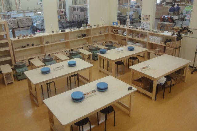 クレイスペース上尾陶房の陶芸体験では、手びねりや電動ろくろを使った作品がつくれます。