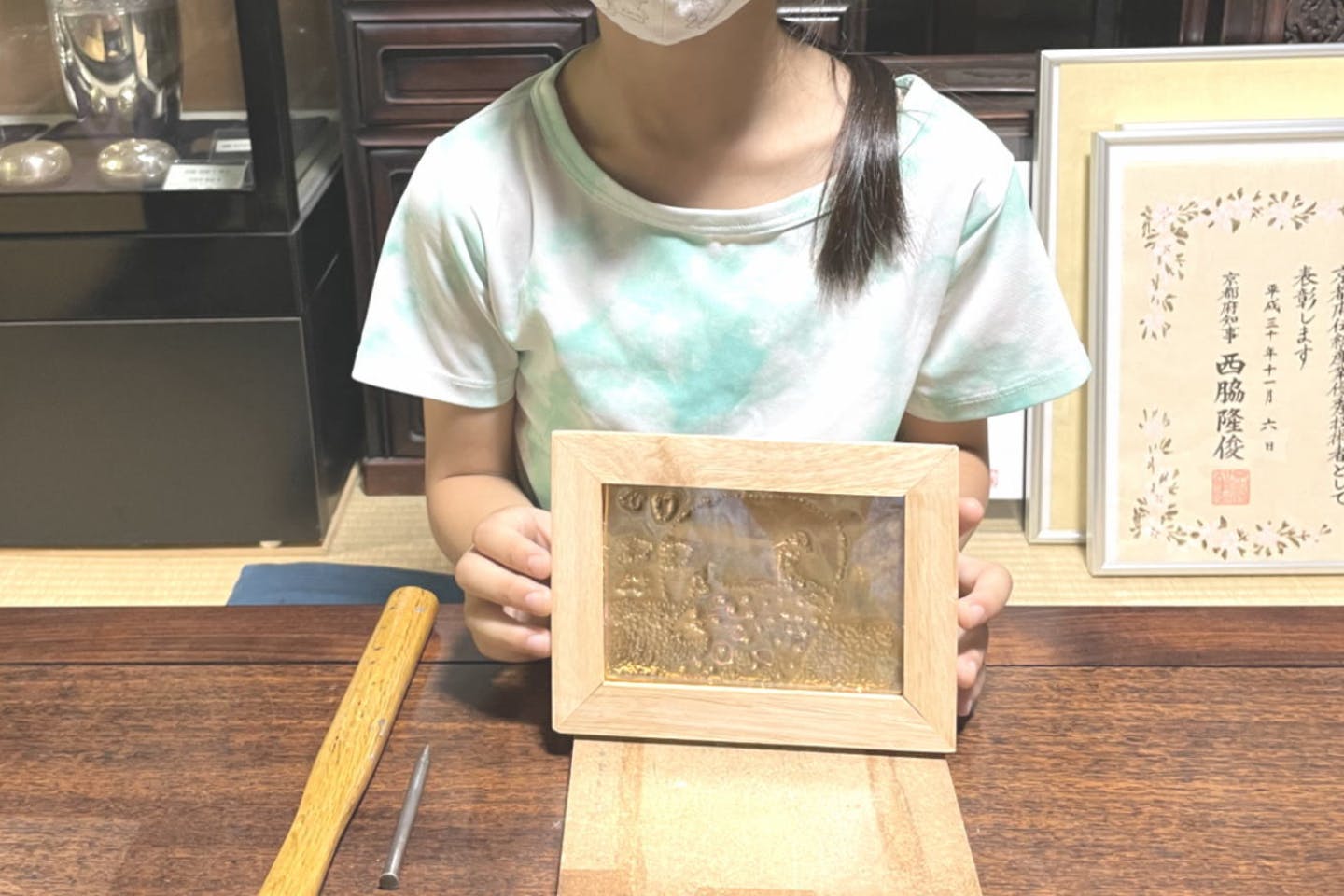 【京都・銅板彫金体験】子供から大人まで、無心で金鎚トントントンっ！金色や銀色箔を貼って豪華な銅板画を作ろう！