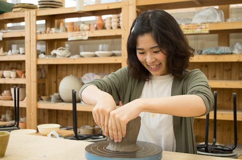 【東京・陶芸体験・手びねり】温かみを感じさせる手びねりで、自由自在に作品づくり！