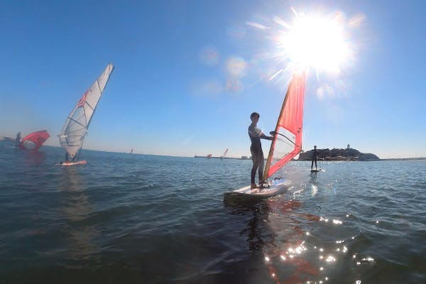 江ノ島・ウィンドサーフィン】風を受けて海上を走る！1名様から大歓迎