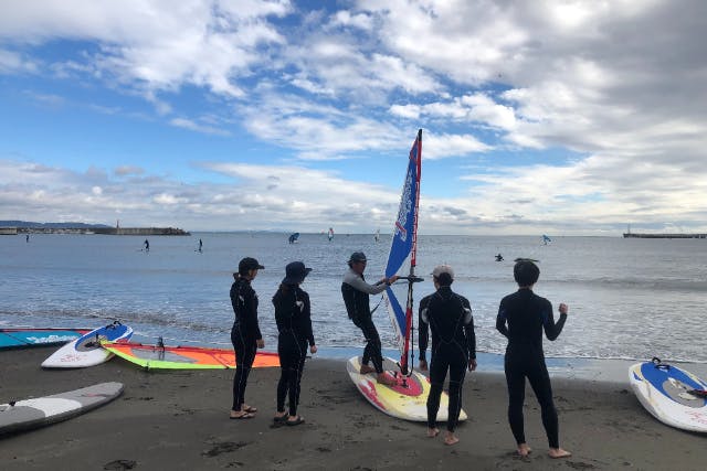 【江ノ島・ウィンドサーフィン】風を受けて海上を走る！1名様から大歓迎、手ぶらでウインドサーフィン体験コース
