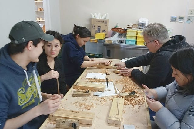 あづみの遊印は、安曇野市にある手彫りはんこ屋。さまざまな木を使って箸作りが体験できます。