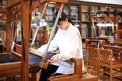 鹿児島市】大島紬機織り体験（入園券付き）｜アソビュー！