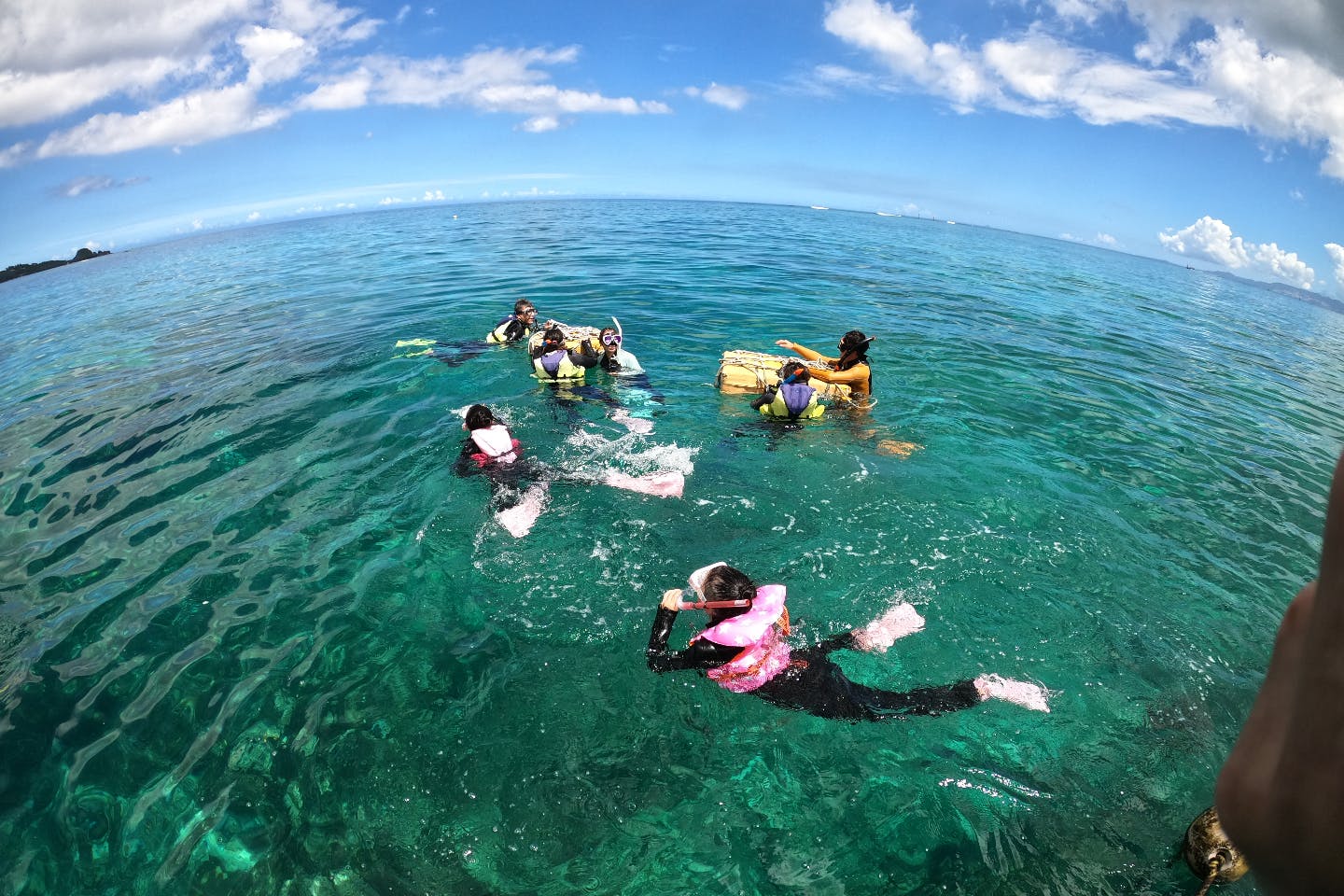 【沖縄・恩納村・シュノーケリング】3歳から参加OK！熱帯魚と遊ぶボートシュノーケリングツアー（学割料金あり）