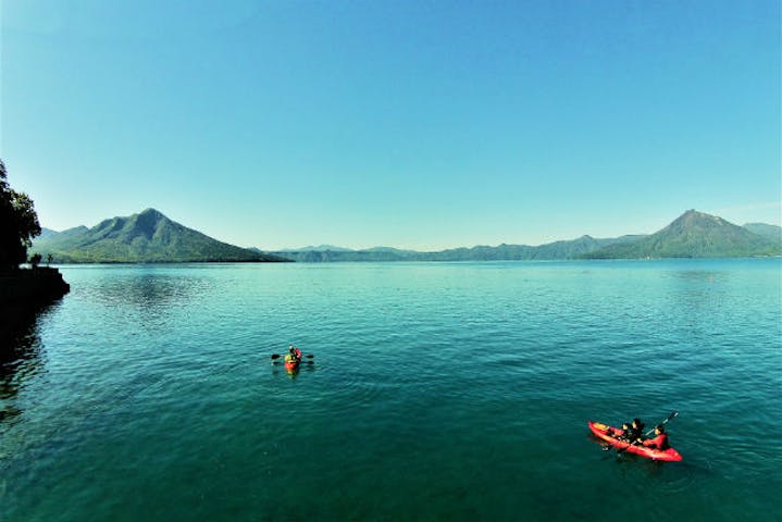 北海道 支笏湖 カヤック 10年以上連続日本1位を誇る湖 北海道初上陸 支笏湖クリアカヤックツアー アソビュー