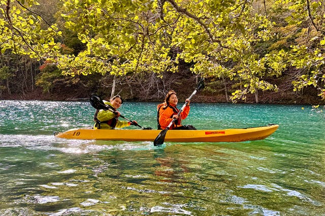 【北海道・支笏湖・クリアカヤック】秋は紅葉の絶景を満喫！水質日本トップクラスの湖・川を北海道初上陸のクリアカヤックで見に行こう！（写真つき）