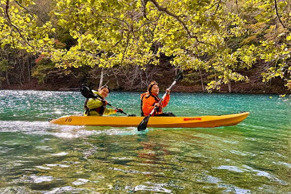 北海道・支笏湖・クリアカヤック】秋は紅葉の絶景を満喫！水質日本トップクラスの湖・川を北海道初上陸のクリアカヤックで見に行こう！（写真つき）｜アソビュー！