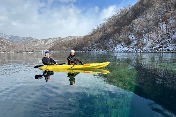 冬】クリアカヤックで透明度抜群の支笏湖を楽しむ！ドライスーツで