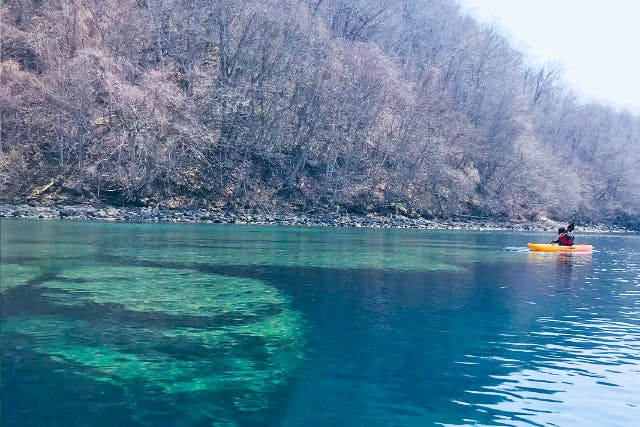 【北海道・支笏湖・クリアカヤック】冬も暖か装備で開催！水質日本トップクラスの湖の美しさを透明なカヤックで体感！（写真つき）