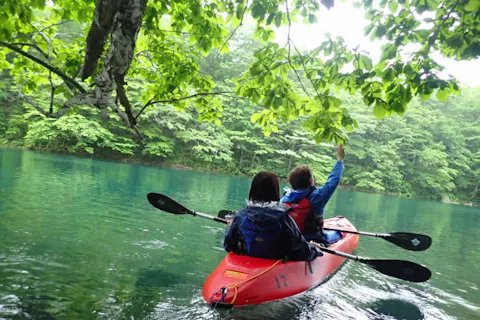 【早朝】［初心者歓迎］手ぶらでOK！北海道初上陸の底が透明なカヤックで、水質トップクラスの支笏湖と千歳川で早朝の静けさと幻想的な自然を感じる体験を。ファミリー・女性・カップルにおすすめ