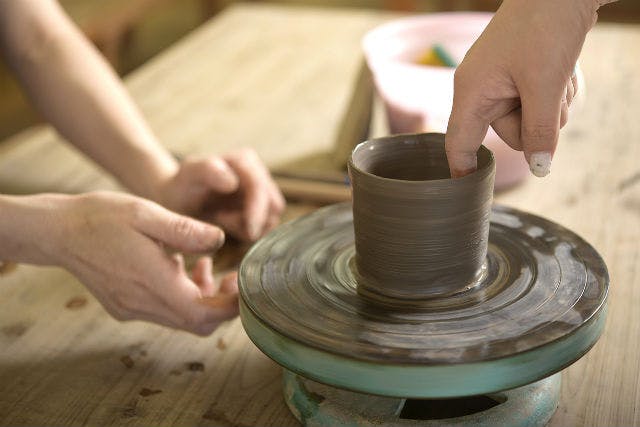 鳥取・三朝温泉・陶芸体験】地域に伝わる白狼焼。手びねりで自由に制作を楽しもう｜アソビュー！