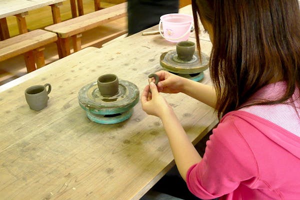 鳥取・三朝温泉・陶芸体験】地域に伝わる白狼焼。手びねりで自由に制作を楽しもう｜アソビュー！