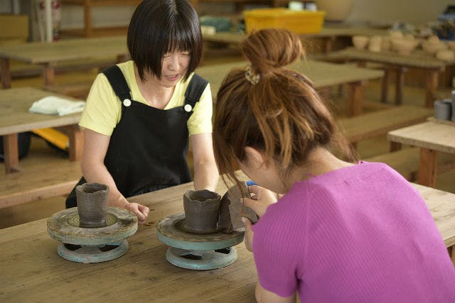 鳥取・三朝温泉・陶芸体験】地域に伝わる白狼焼。手びねりで自由に制作を楽しもう｜アソビュー！