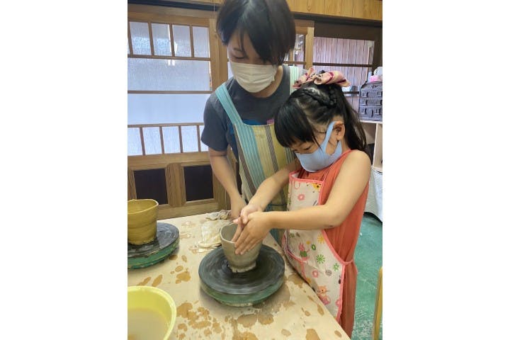 陶芸体験では、500グラムの粘土を使ってお茶碗や湯のみ、お皿などを作ることができます。