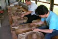 落ち着いたアトリエは、陶芸に集中できる環境です。初心者には基礎から教えます。
