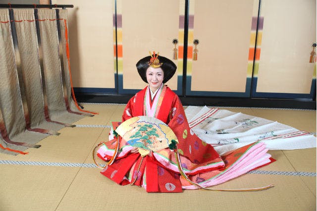 平安時代にタイムスリップ！弥栄は、京都市伏見区にて平安装束体験をおこなっております。