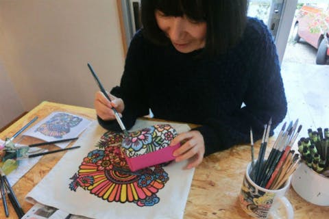 【沖縄やんばる・染物体験】ぬり絵感覚で楽しもう！花柄キャラメルポーチ色差し体験