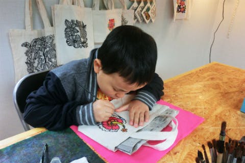 【沖縄やんばる・染物体験】ぬり絵みたいで楽しい！Sサイズのトートバック色差し体験