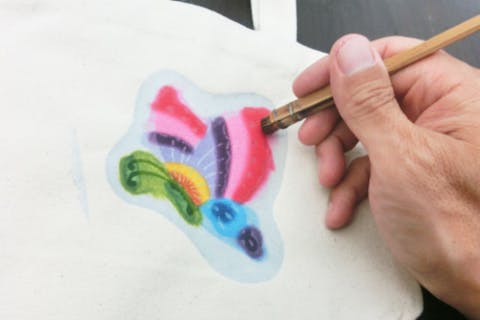 【沖縄やんばる・染物体験】南国ムードたっぷりの紅型染め！Sサイズのトートバックを好きな色で染めよう