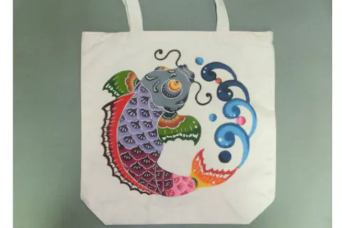 【沖縄やんばる・染物体験】沖縄らしさあふれるグッズです！トートバック（M）に紅型染め体験