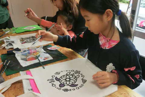 【沖縄やんばる・染め物体験】カメ・お花に塗り絵しよう！トートバックM・色差し体験
