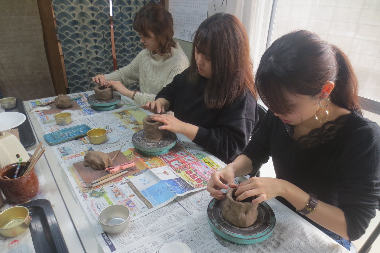 【石川・加賀市・陶芸】手作り感あふれる作品が完成！日本伝統の焼き物、楽焼を体験しよう