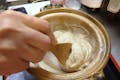 片栗粉をまぜて容器をお掃除しながら鍋にいれます。ねっとりとおいしいごま豆腐です。
