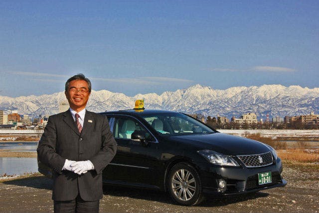 富山市観光連盟は、ドライバーを公式ガイドとして育成し、観光タクシーを運営しています。