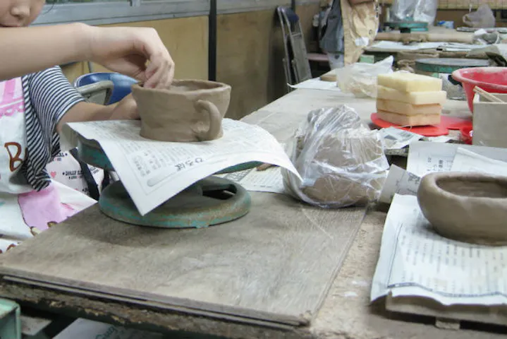 鹿児島市 陶芸体験 創業100年以上の黒薩摩の窯元で 手びねり体験 アソビュー