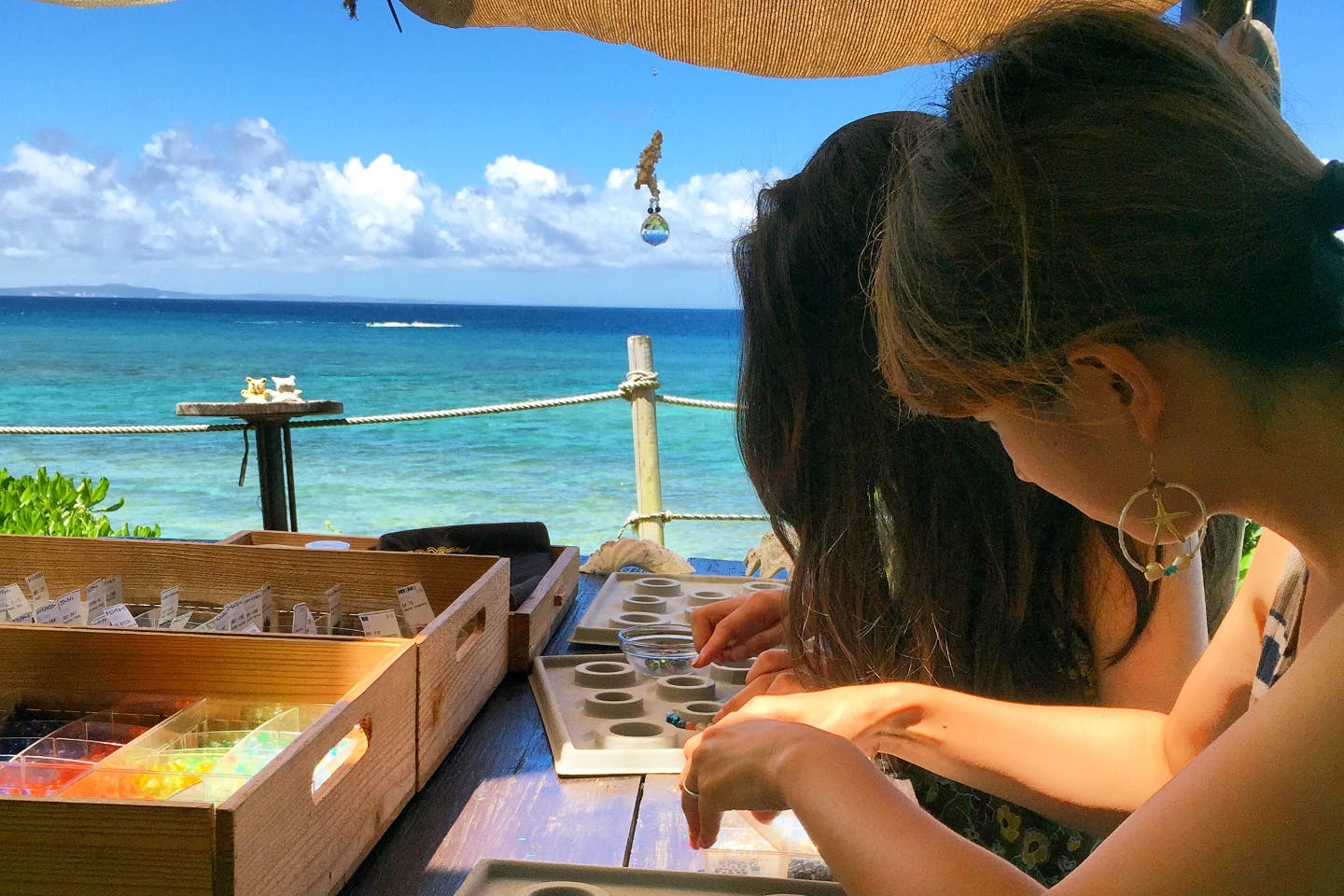 沖縄 アクセサリー作り体験 海の宝石 蛍石とパワーストーンでブレスレット作り アソビュー
