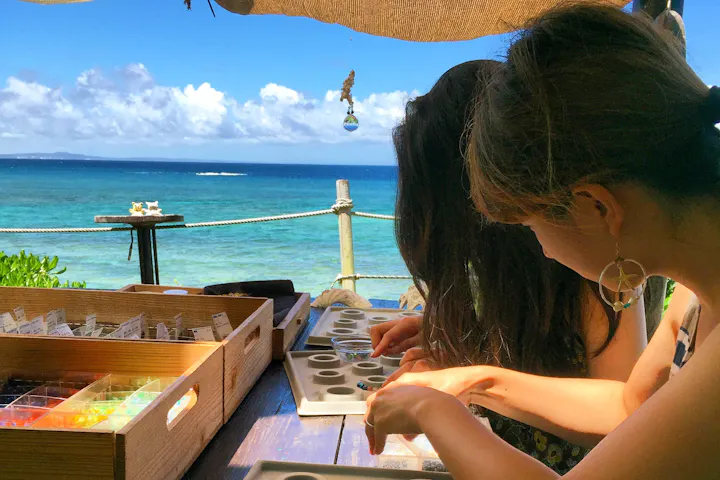 沖縄 アクセサリー作り体験 海の宝石 蛍石とパワーストーンでブレスレット作り アソビュー