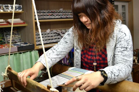 【京都・機織り体験】絹糸で織る魅惑の逸品。自分に似合うアクセサリーを作ろう