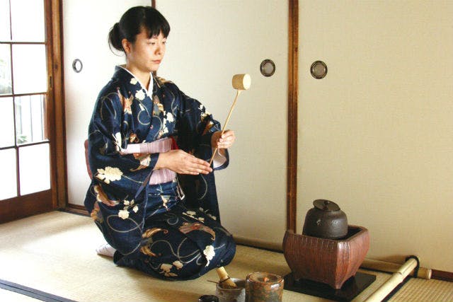 京都市祇園にある8畳ほどの小さなお茶室です。静寂の中、お茶を点てる音が心地よく聞こえます。