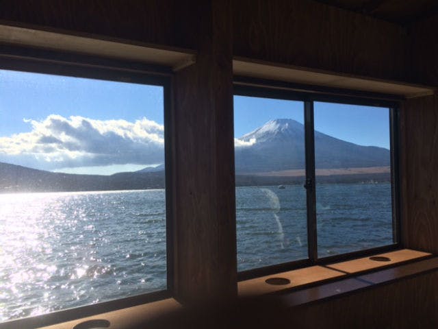 山梨 山中湖 釣り体験 ドーム船でパーティ気分 みんなでワカサギを釣ろう アソビュー