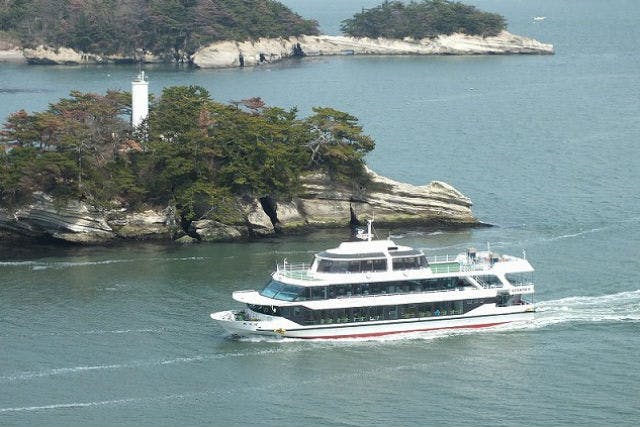 丸文松島汽船は、宮城県の松島湾にてクルージングツアーを開催しています。