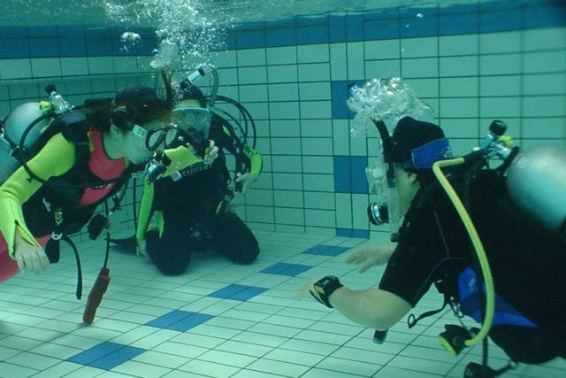 【大阪・城東区・体験ダイビング】分かりやすい講習付き！専用プールに潜ってみよう