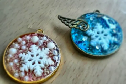 沖縄 手作りアクセサリー 星砂や珊瑚のかけらを散りばめて作るアクセサリー出張プラン アソビュー