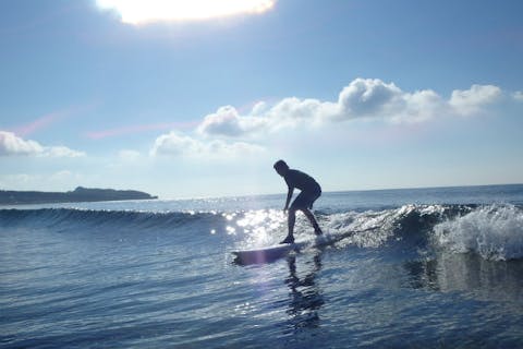 【沖縄・糸満・サーフィンスクール】毎日開催！超ビギナー向け、手取り足取り教えます