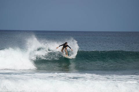 【沖縄・糸満・サーフィンスクール】スキルに合った指導！少人数制で上達を目指そう