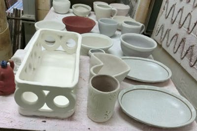 東大阪・陶芸体験】土をカタチにする熱中体験。自分のサインを入れられ