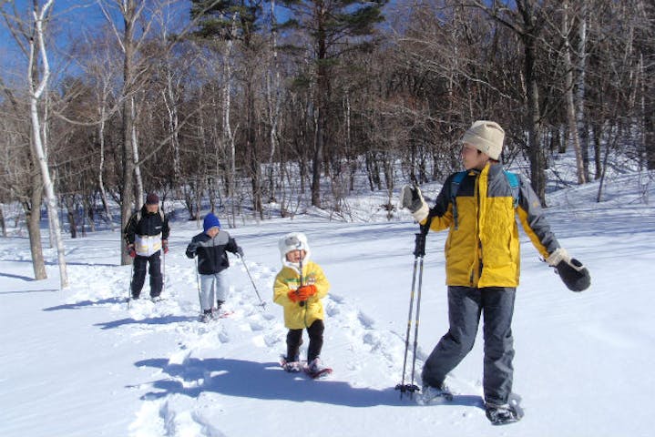軽井沢 スノーシュー 6歳から楽しめる 雪のお散歩 冬の森スノーシュー アソビュー