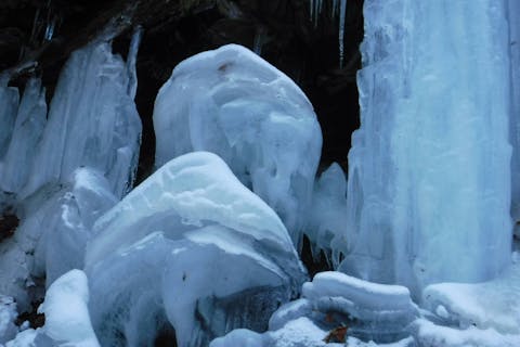 【浅間軽井沢・氷瀑観賞ハイキング】半日体験『秘境の氷瀑を探しにゆこう！』冬ならではの造形美☆氷結した滝や氷柱探索川沿いハイク〜長野・群馬／関東