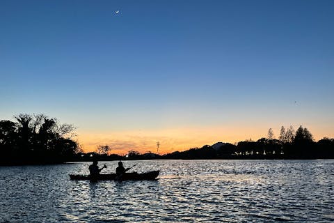 熊本市・サンセットカヤック】美しい夕暮れを楽しむ90分！穏やかな江津湖なら、お子さまも安心（写真撮影付き）｜アソビュー！