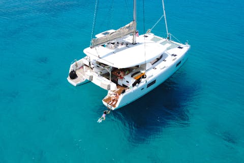 与那原マリーナ発！カタマランヨットDayクルーズ｜完全貸切ボートチャータープラン（3時間コース／6時間コース）