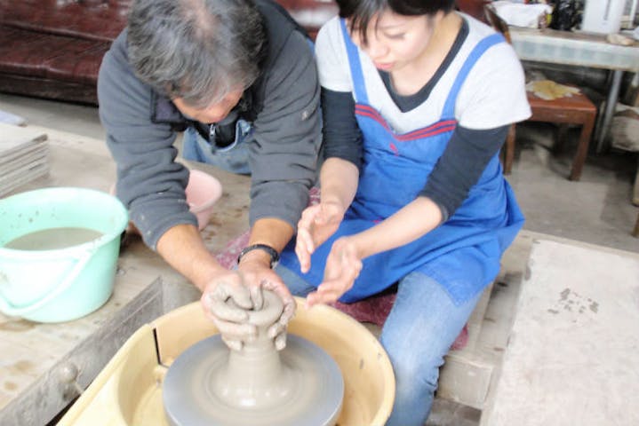 栃木 益子町 電動ろくろ 気軽に陶芸1時間体験 益子最大のショッピングギャラリーへ アソビュー