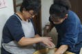 日本伝統工芸会正会員の講師がていねいに説明します。はじめての陶芸でも楽しめますよ。