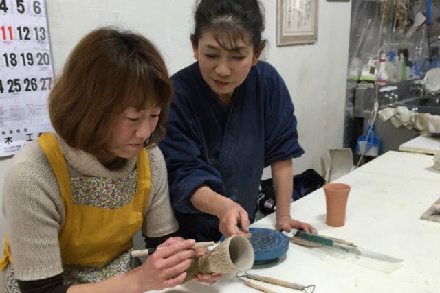 【神奈川・横浜・陶芸教室】一流講師から学ぶ手びねり陶芸 ♪ 成形から削りまで体験できます！